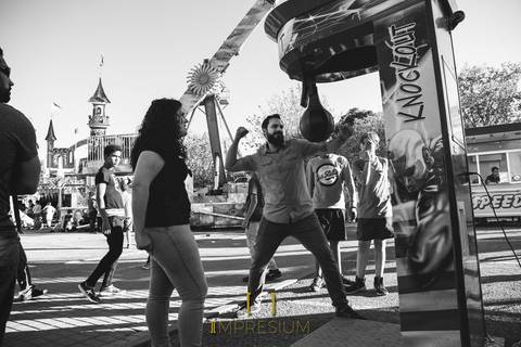 preboda divertido madrid, preboda parque de atracciones, reportaje fotográfico en parque de atracciones, preboda en fiestas de Móstoles, preboda feria, fiestas de Móstoles, preboda divertido, preboda Madrid, reportaje fotográfico Madrid, impresium'