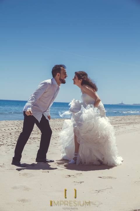 impresium, reportaje fotografico de bodas, fotografo de bodas, fotografo de bodas madrid, trash the dress, wedding, bodas, bodas murcia, boda en La Manga, boda en la playa, sesion postboda, postboda en la playa, postboda en la Manga, postboda Murcia'
