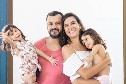 Amigos e pais incríveis Diguinho e Clara, com geminhas.'