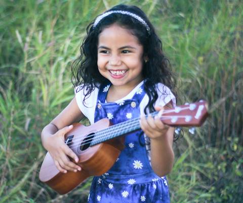 A parte que ela mais amou foi brincar com ukulele.'