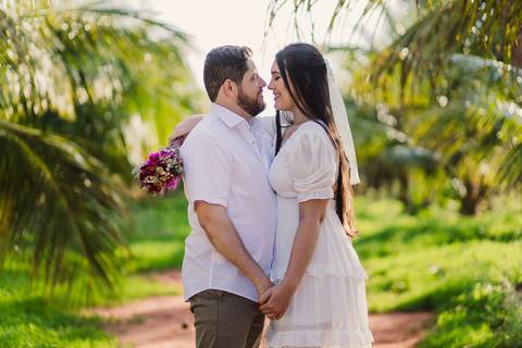 Casal se olhando em uma estrada cercada por vegetação durante o pré-casamento em Urandi, Bahia.'