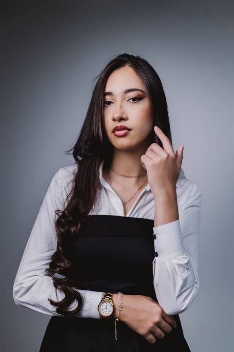 Retrato aproximado de Layla durante ensaio feminino em estúdio, destacando sua expressão e produção para os 18 anos.'