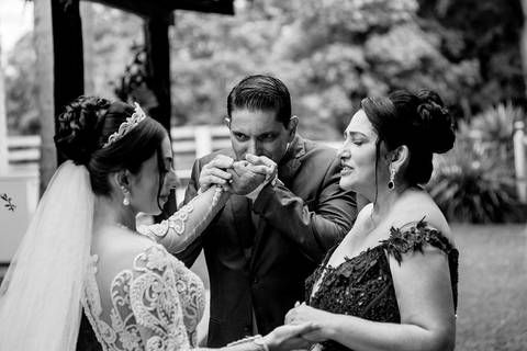 pai e mãe da noiva momentos antes de entrarem na cerimônia'