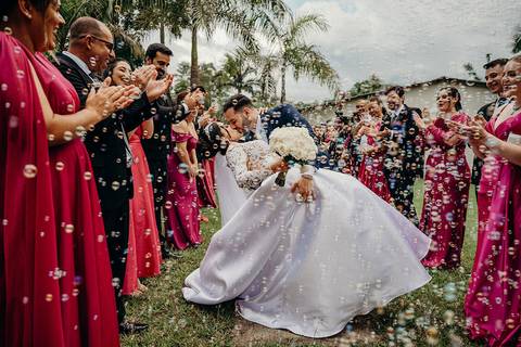 Saida dos noivos cm bolinhas de sabão'