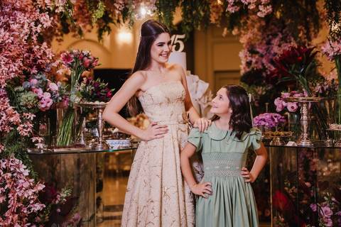 a Valentina com a irmã Luiza'