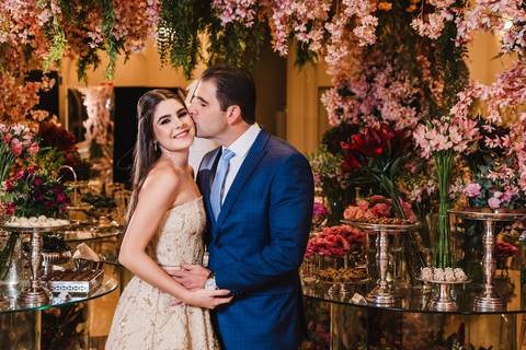 o pai beijando o rosto da filha debutante'