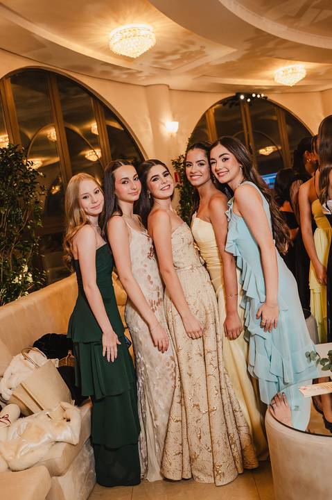 Foto da debutante com as amigas'