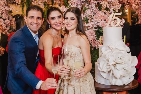 Brinde da debutante com os pais'