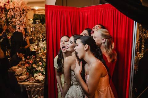 foto da aniversariante com as amigas na cabine de fotos'