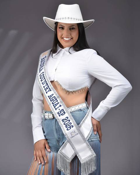 Ensaio feminino moderno com camisa branca e jeans, fotografado por Kleber Kawassaki.'