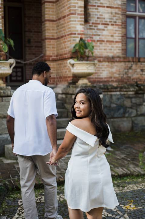Registro cheio de personalidade de Laís e Guilherme em seu ensaio pré-casamento na cidade de Juiz de Fora — estilo que é a cara deles.'