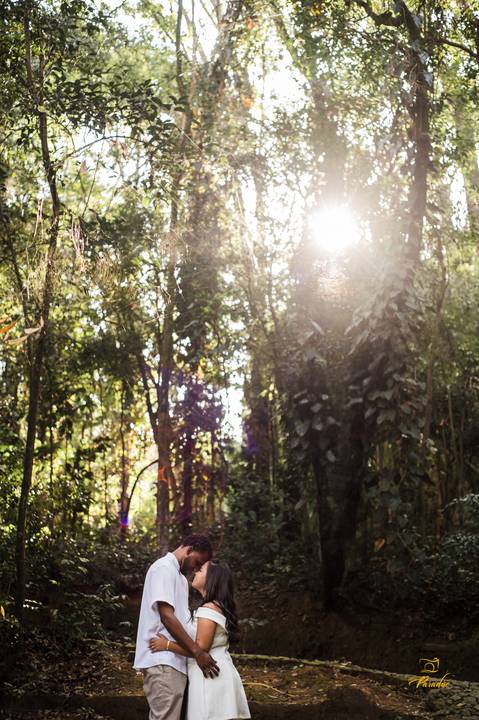 Registro cheio de personalidade de Laís e Guilherme em seu ensaio pré-casamento na cidade de Juiz de Fora — estilo que é a cara deles.'