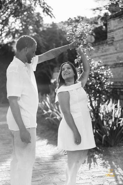 Ensaio pré-casamento urbano em Juiz de Fora, em um cenário que reflete o estilo autêntico e descontraído do casal.'