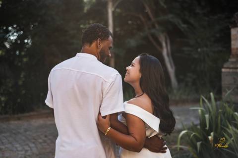 Ensaio fotográfico pré-wedding com casal real pelas ruas de Juiz de Fora. Uma produção leve, natural e cheia de estilo.'