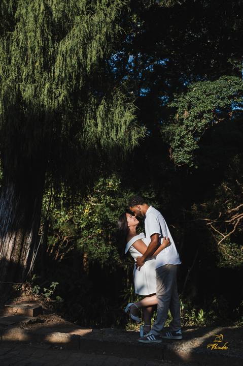 Ensaio fotográfico pré-wedding com casal real pelas ruas de Juiz de Fora. Uma produção leve, natural e cheia de estilo.'