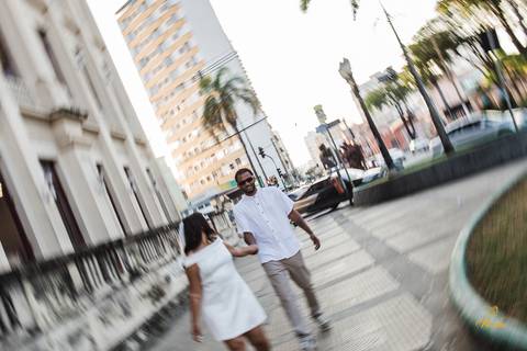 Foto espontânea do casal durante o ensaio pré-wedding em Juiz de Fora, com vibe urbana e conexão verdadeira entre os noivos.'