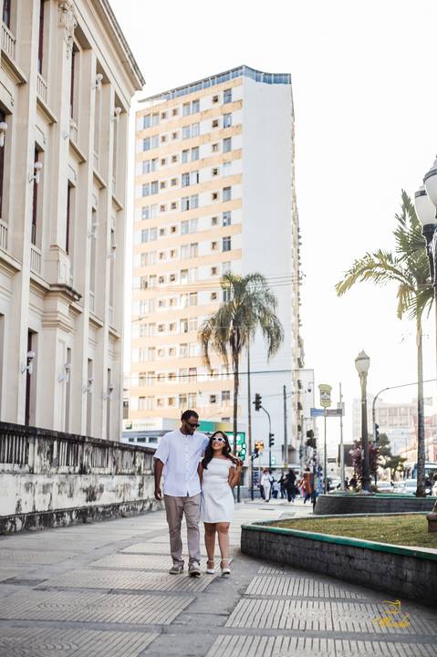 Detalhes do ensaio de casal com toque moderno e urbano, realizado por fotógrafo de casamento em Juiz de Fora.'