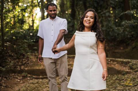 Registro cheio de personalidade de Laís e Guilherme em seu ensaio pré-casamento na cidade de Juiz de Fora — estilo que é a cara deles.'