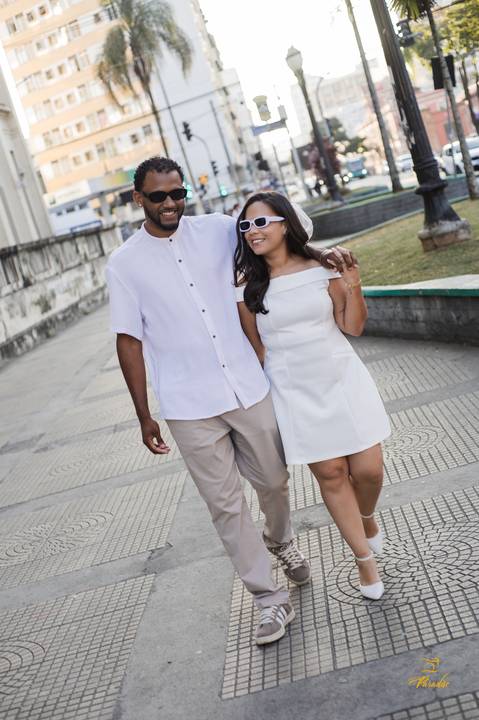 Ensaio pré-casamento urbano em Juiz de Fora, em um cenário que reflete o estilo autêntico e descontraído do casal.'