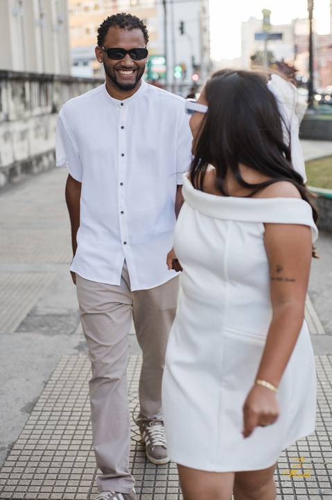 Foto espontânea do casal durante o ensaio pré-wedding em Juiz de Fora, com vibe urbana e conexão verdadeira entre os noivos.'