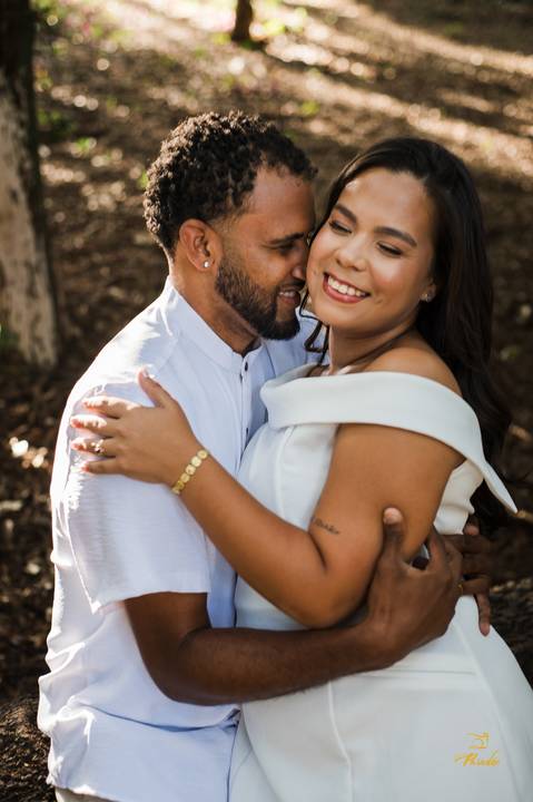 Registro cheio de personalidade de Laís e Guilherme em seu ensaio pré-casamento na cidade de Juiz de Fora — estilo que é a cara deles.'