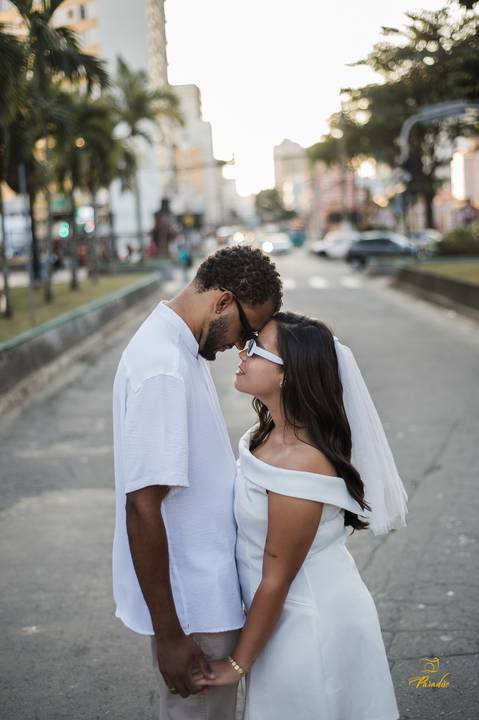 Foto espontânea do casal durante o ensaio pré-wedding em Juiz de Fora, com vibe urbana e conexão verdadeira entre os noivos.'