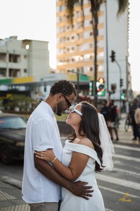Detalhes do ensaio de casal com toque moderno e urbano, realizado por fotógrafo de casamento em Juiz de Fora.'