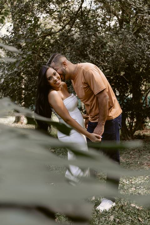 Ensaio fotográfico de casal em São Paulo, com cenários naturais no Ibirapuera'