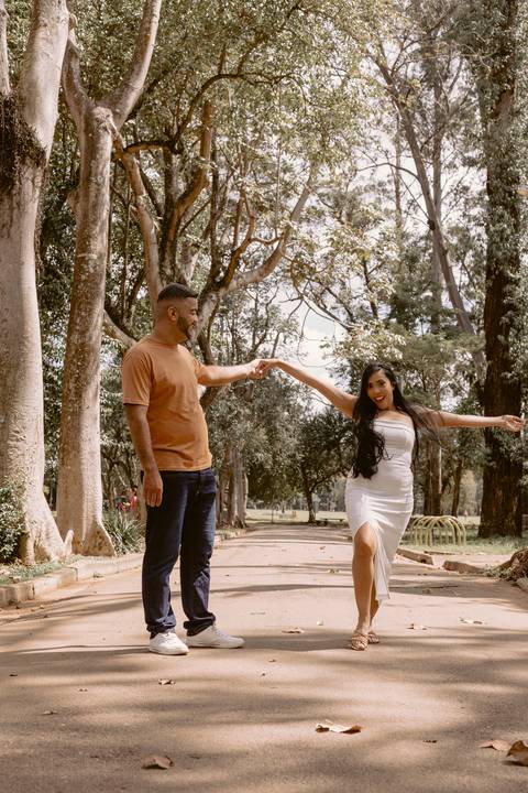 Ensaio externo de casal em São Paulo com luz natural e o charme do Ibirapuera'