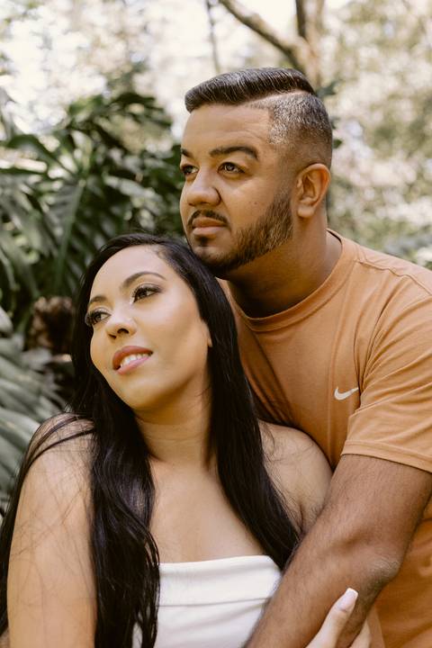 Ensaio de casal no Parque do Ibirapuera, em São Paulo, com clima romântico e descontraído'