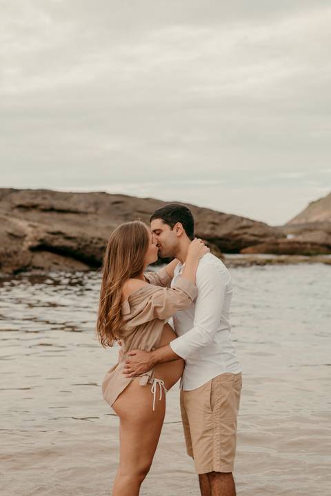 ensaio gestante  praia de itacoatiara niteroi ; renata rocha fotografa niteroi '