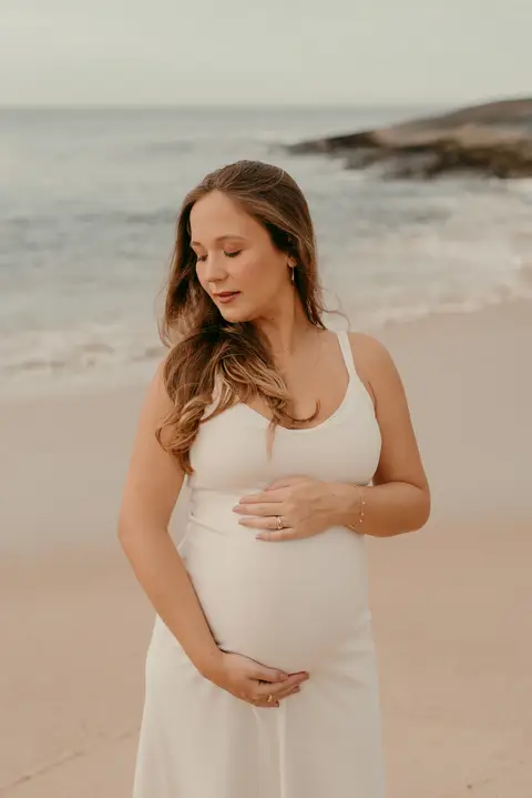 ensaio gestante  praia de itacoatiara niteroi ; renata rocha fotografa niteroi '