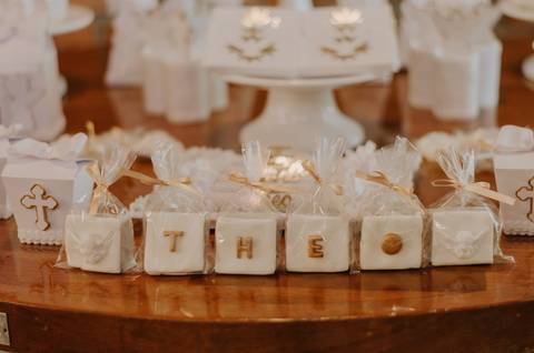 Batizado em Niterói na Igreja Histórica de São Francisco Xavier - Recepção no restaurante À Mineira - Fotógrafa Renata Rocha'