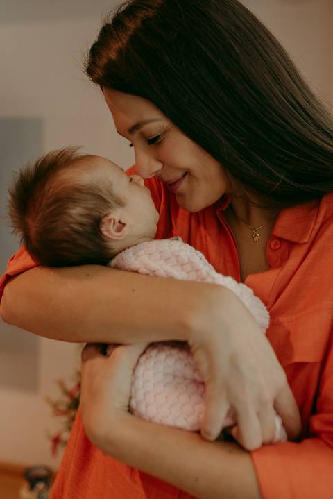 Ensaio lifestyle newborn em casa primeiros dias. Fotografa Renata Rocha Niteroi.'