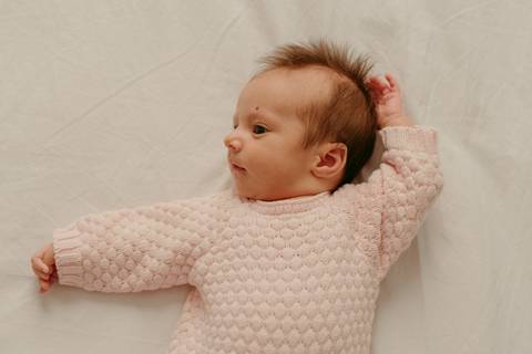 Ensaio lifestyle newborn em casa primeiros dias. Fotografa Renata Rocha Niteroi.'