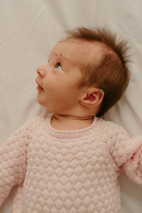 Ensaio lifestyle newborn em casa primeiros dias. Fotografa Renata Rocha Niteroi.'