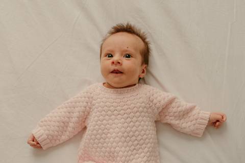 Ensaio lifestyle newborn em casa primeiros dias. Fotografa Renata Rocha Niteroi.'