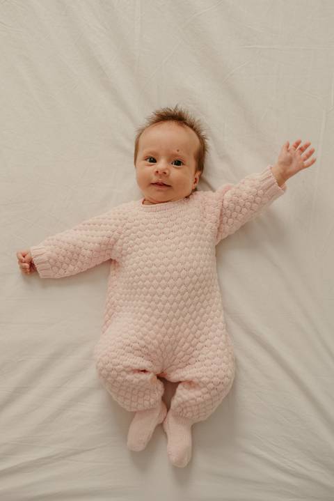 Ensaio lifestyle newborn em casa primeiros dias. Fotografa Renata Rocha Niteroi.'