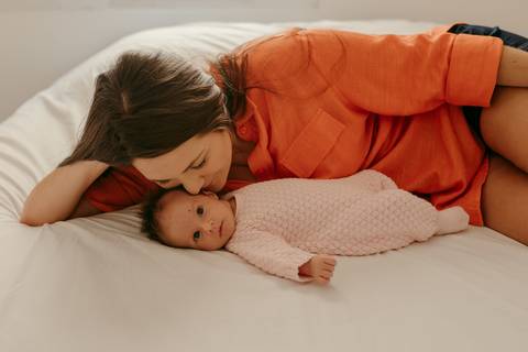 Ensaio lifestyle newborn em casa primeiros dias. Fotografa Renata Rocha Niteroi.'