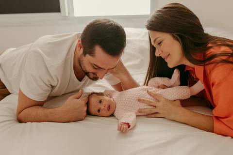 Ensaio lifestyle newborn em casa primeiros dias. Fotografa Renata Rocha Niteroi.'