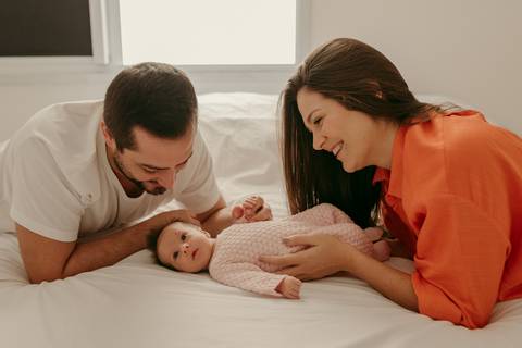 Ensaio lifestyle newborn em casa primeiros dias. Fotografa Renata Rocha Niteroi.'