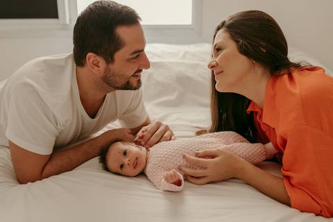 Ensaio lifestyle newborn em casa primeiros dias. Fotografa Renata Rocha Niteroi.'