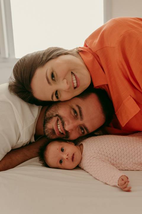 Ensaio lifestyle newborn em casa primeiros dias. Fotografa Renata Rocha Niteroi.'