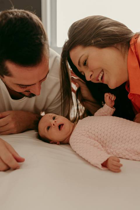 Ensaio lifestyle newborn em casa primeiros dias. Fotografa Renata Rocha Niteroi.'