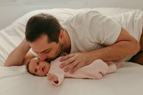 Ensaio lifestyle newborn em casa primeiros dias. Fotografa Renata Rocha Niteroi.'