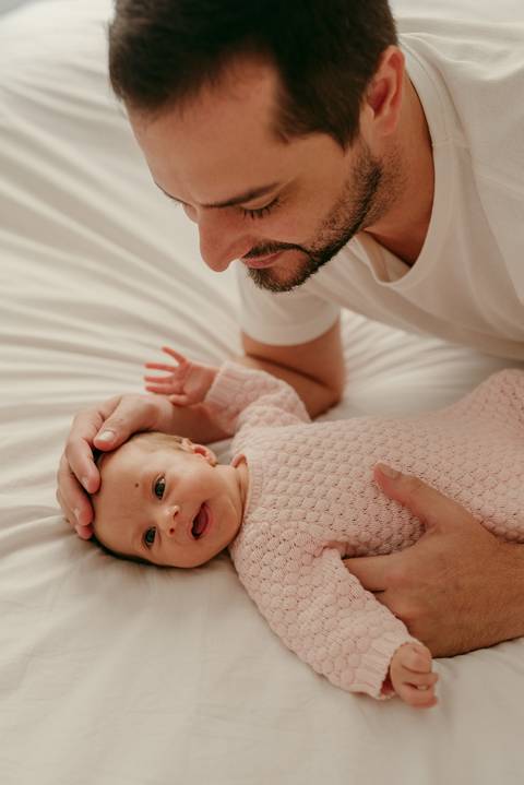 Ensaio lifestyle newborn em casa primeiros dias. Fotografa Renata Rocha Niteroi.'