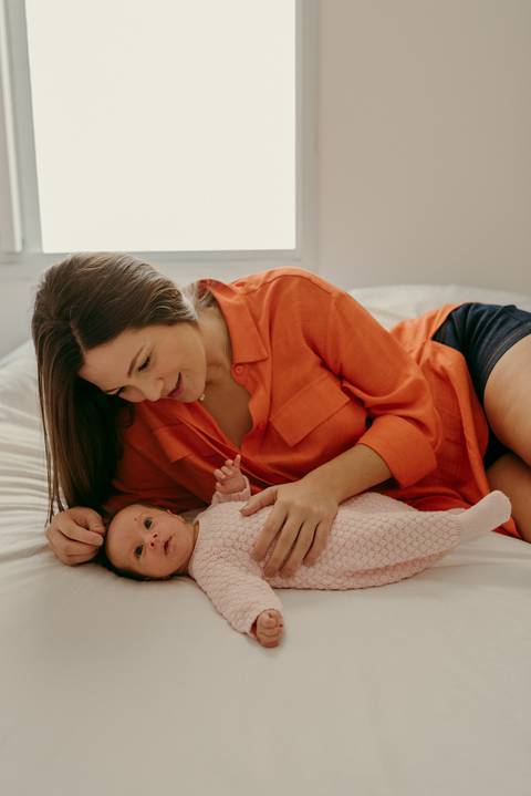 Ensaio lifestyle newborn em casa primeiros dias. Fotografa Renata Rocha Niteroi.'