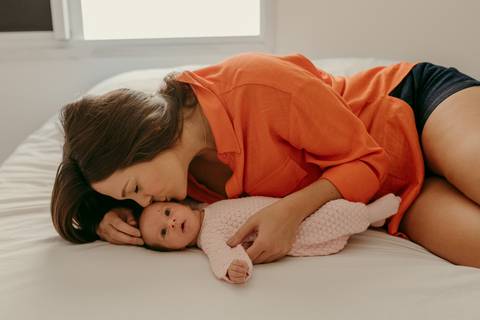 Ensaio lifestyle newborn em casa primeiros dias. Fotografa Renata Rocha Niteroi.'