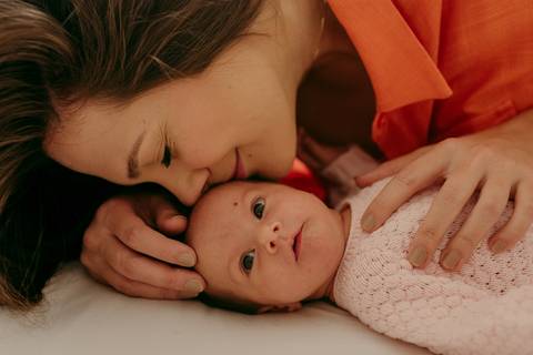 Ensaio lifestyle newborn em casa primeiros dias. Fotografa Renata Rocha Niteroi.'
