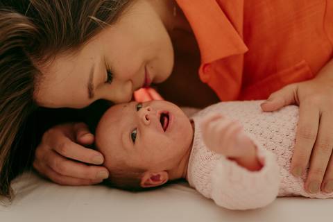 Ensaio lifestyle newborn em casa primeiros dias. Fotografa Renata Rocha Niteroi.'